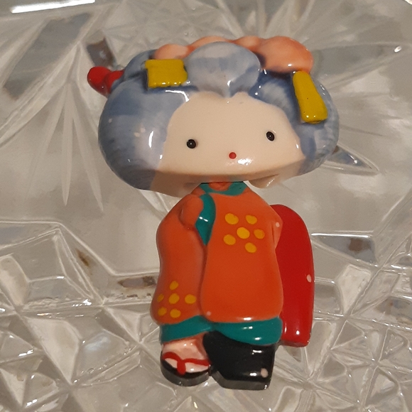 Asian Lady Brooch Vintage Ceramic 2⅛" Long Has A Few Scratches Red, Orange Green - Picture 6 of 8